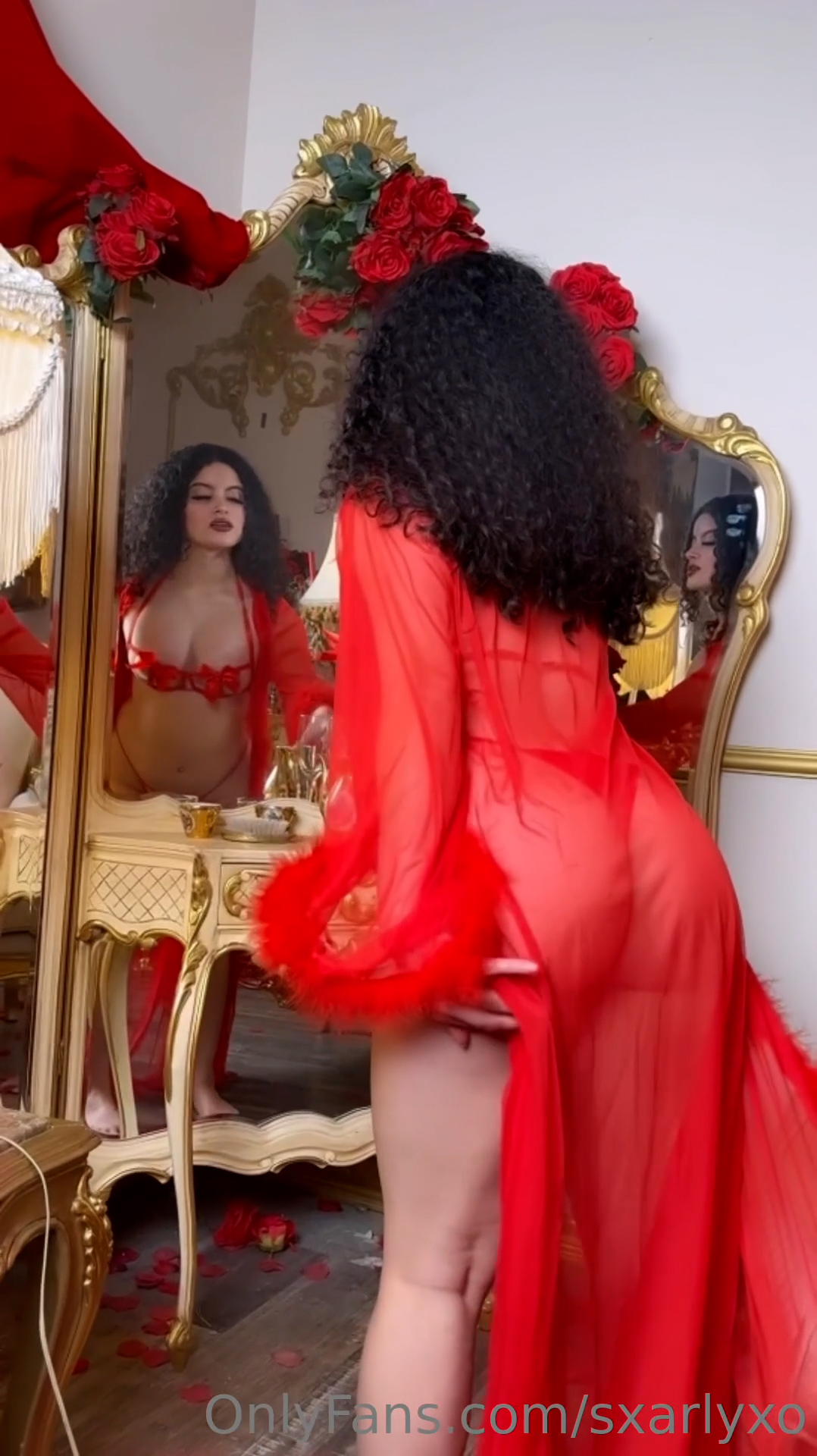 Siarlyxo Nude show with erotic body