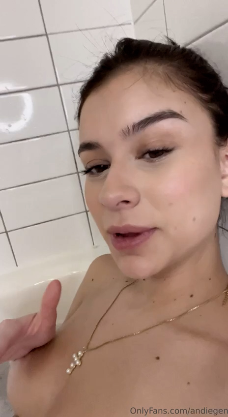 Andiegen Nude shower in bath