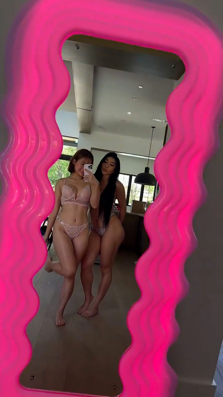 Imyujia Nude show with her friend – Onlyfans leak