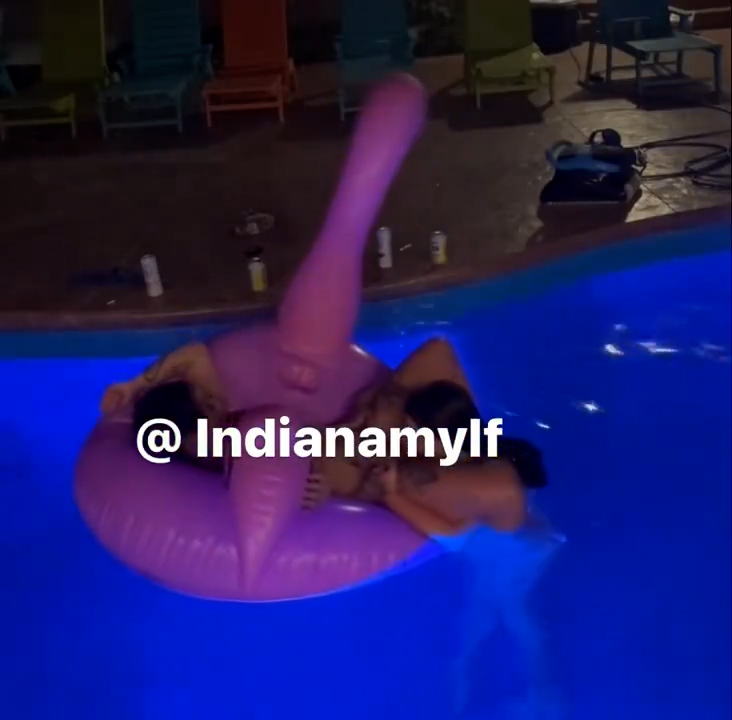 Indiana Mylf lesbian play in the pool – Onlyfans video leaked